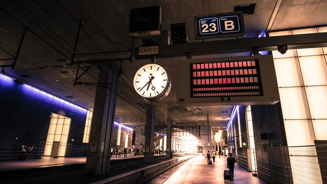 Bahnhofsuhr in der U-Bahn