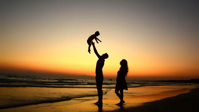 Silhouette einer Familie am Strand