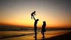 Silhouette einer Familie am Strand