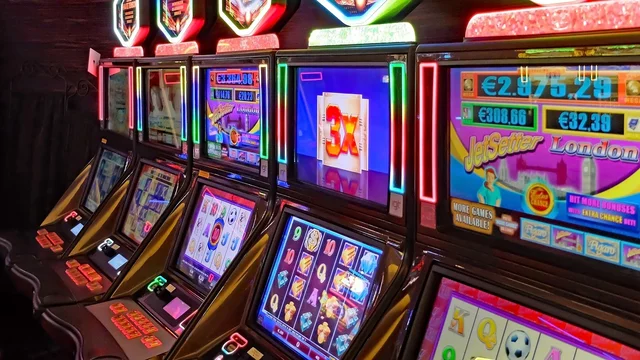 Mehrere nebeneinanderstehende Spielautomaten