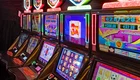 Mehrere nebeneinanderstehende Spielautomaten