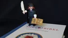 Playmobil-Figur von Martin Luther auf einer Bibel.
