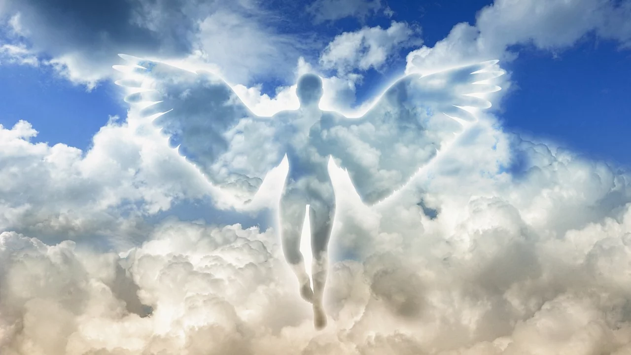 Eine schimmernde, engelartige Gestalt mit großen, ausgebreiteten Flügeln schwebt durch eine Wolkenlandschaft im Himmel. Der Himmel ist hellblau mit zahlreichen weißen Wolken, die die himmlische Atmosphäre verstärken.