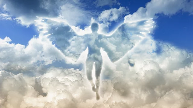 Eine schimmernde, engelartige Gestalt mit großen, ausgebreiteten Flügeln schwebt durch eine Wolkenlandschaft im Himmel. Der Himmel ist hellblau mit zahlreichen weißen Wolken, die die himmlische Atmosphäre verstärken.