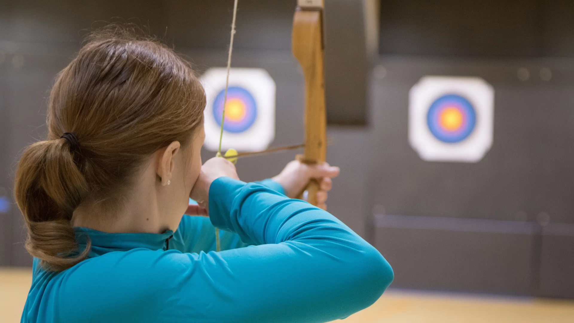 Eine Frau beim Bogenschießen.
