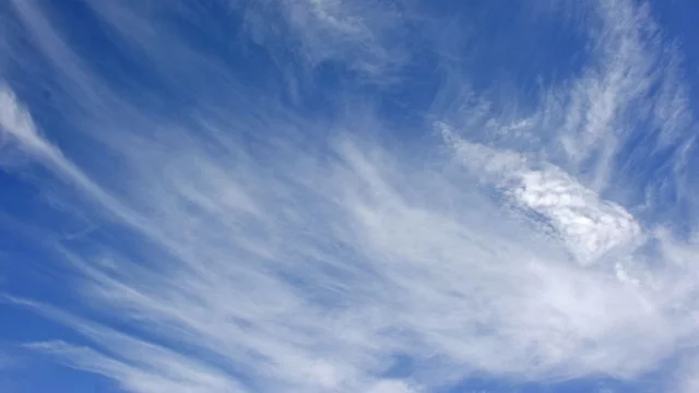 Ein blauer Himmel mit Wolken