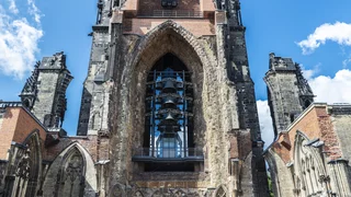 König Charles in der Kirchenruine