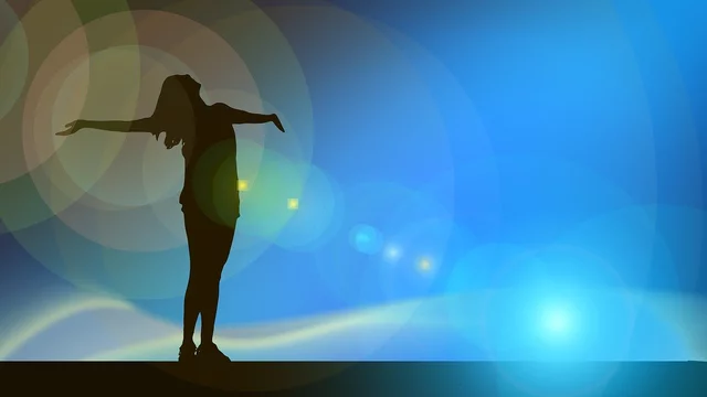 Eine Silhouette einer Person steht mit ausgebreiteten Armen vor einem blauen Hintergrund. Die Körperhaltung vermittelt ein Gefühl von Freiheit und Freude. Farbige Lichter und weiche Schatten schaffen eine positive, inspirierende Atmosphäre.