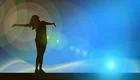 Eine Silhouette einer Person steht mit ausgebreiteten Armen vor einem blauen Hintergrund. Die Körperhaltung vermittelt ein Gefühl von Freiheit und Freude. Farbige Lichter und weiche Schatten schaffen eine positive, inspirierende Atmosphäre.