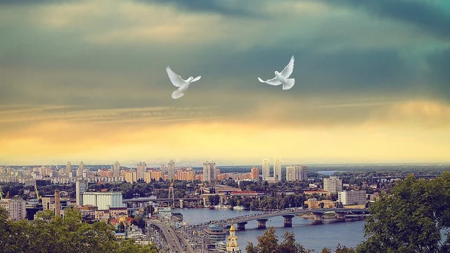 Friedenstauben über Stadt. 