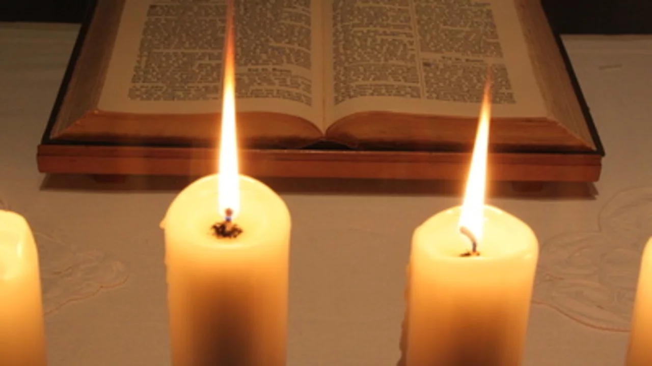 brennende Kerzen vor Bibel...