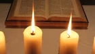 brennende Kerzen vor Bibel...