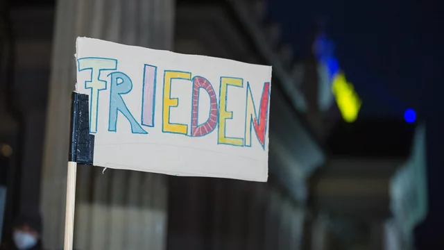 Schild mit der Aufschrift Frieden