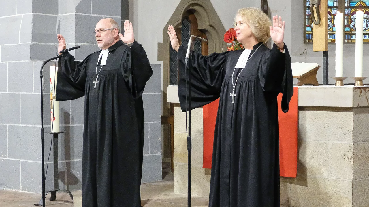 Zwei Pfarrer spenden den Segen