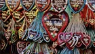Eine bunte Wand mit Lebkuchenherzen, die verschiedene Botschaften tragen. Die zentralen Herzen zeigen die Aufschrift „Ich liebe Dich“ und „Ich bin verliebt in Dich“, umgeben von weiteren Herzen mit anderen Sprüchen wie „Sorry, bin vergeben“ und „Du hast mein Herz“.