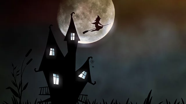 Ein schiefes Haus in der Nacht vor dem Vollmond, an dem eine Hexe vorbeifliegt.