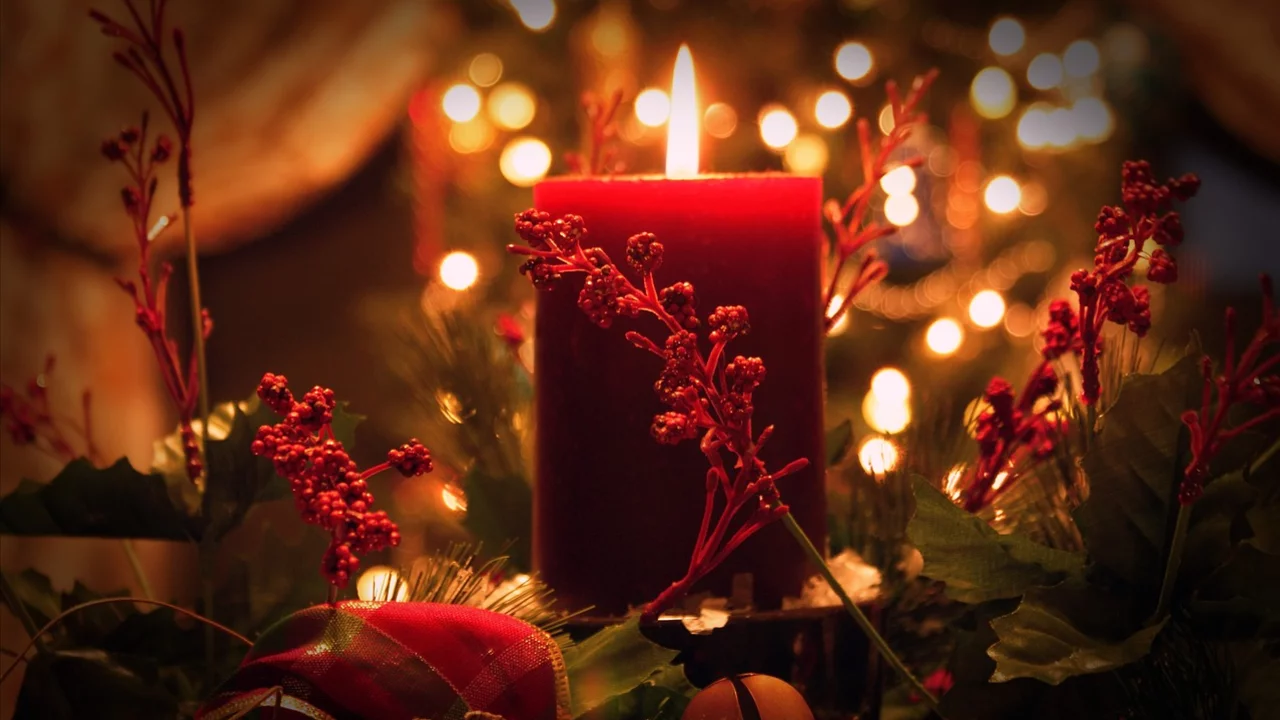 Kerze mit weihnachtlicher Stimmung.