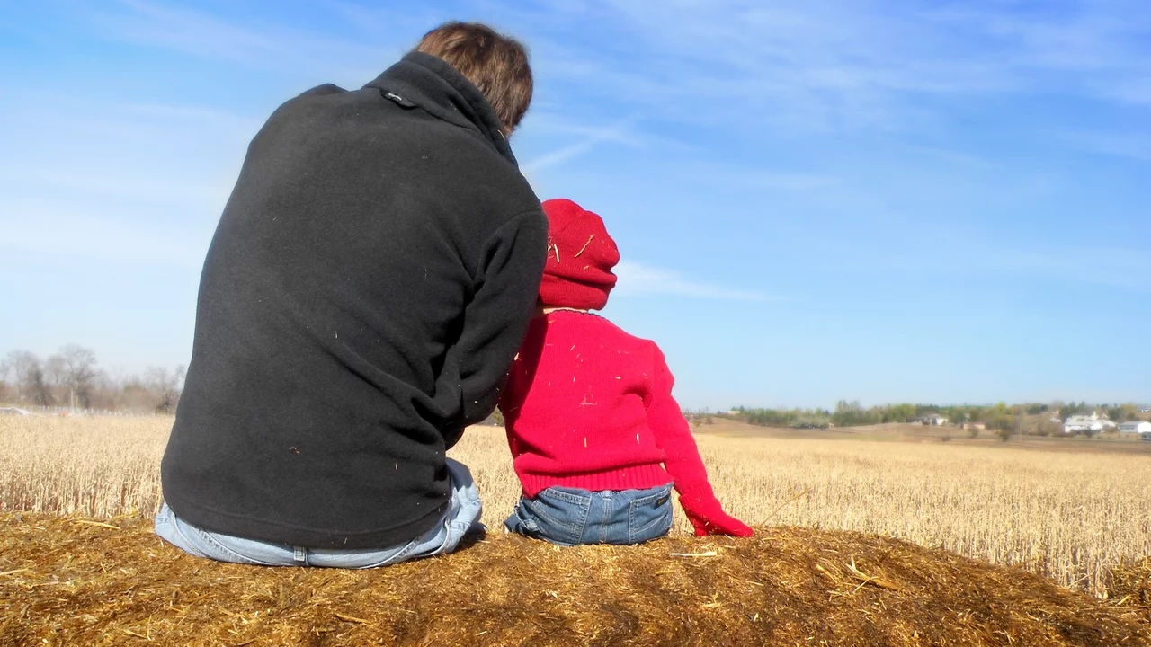 Vater und Sohn auf dem Feld