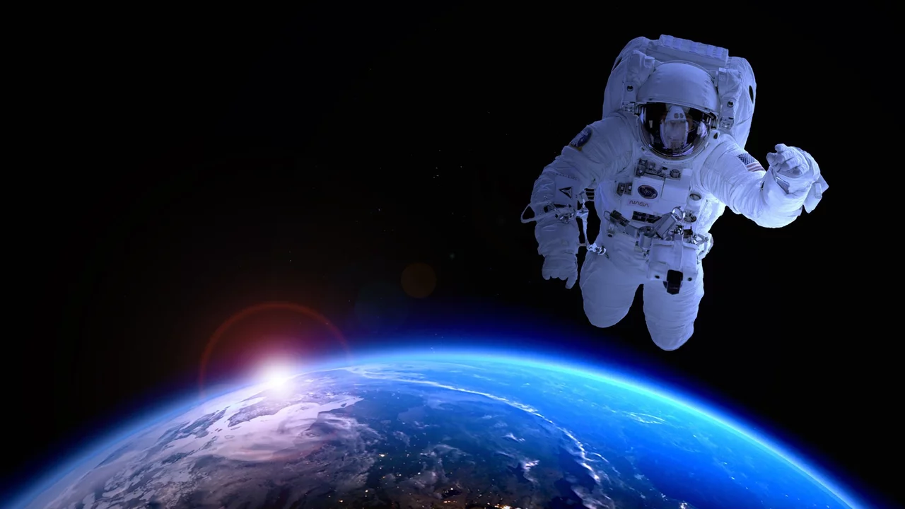 Ein Astronaut schwebt im Weltraum über der Erde. Die planetarische Oberfläche ist sichtbar, während ein Sonnenstrahl im Hintergrund leuchtet. Die Szene vermittelt ein Gefühl von Weite und Erkundung im All.