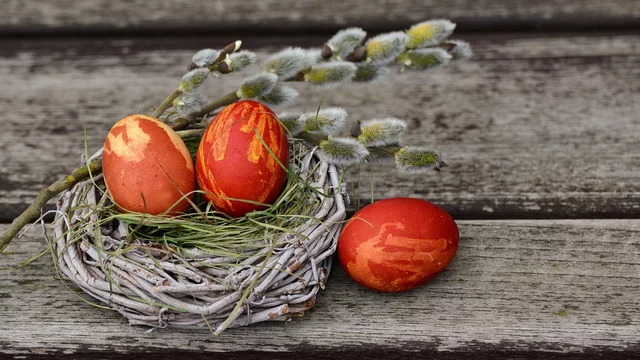 Drei rote Ostereier im Körbchen