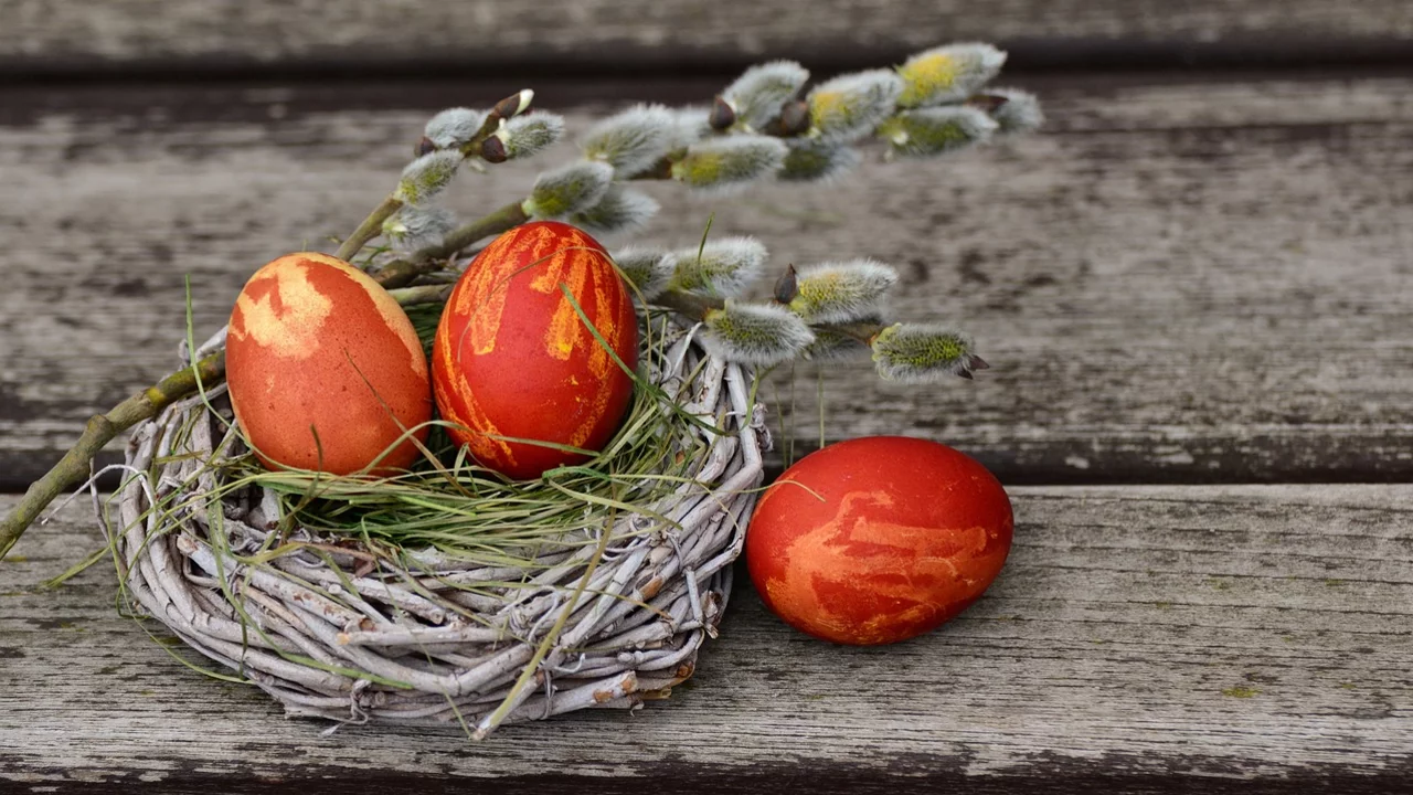 Drei rote Ostereier im Körbchen