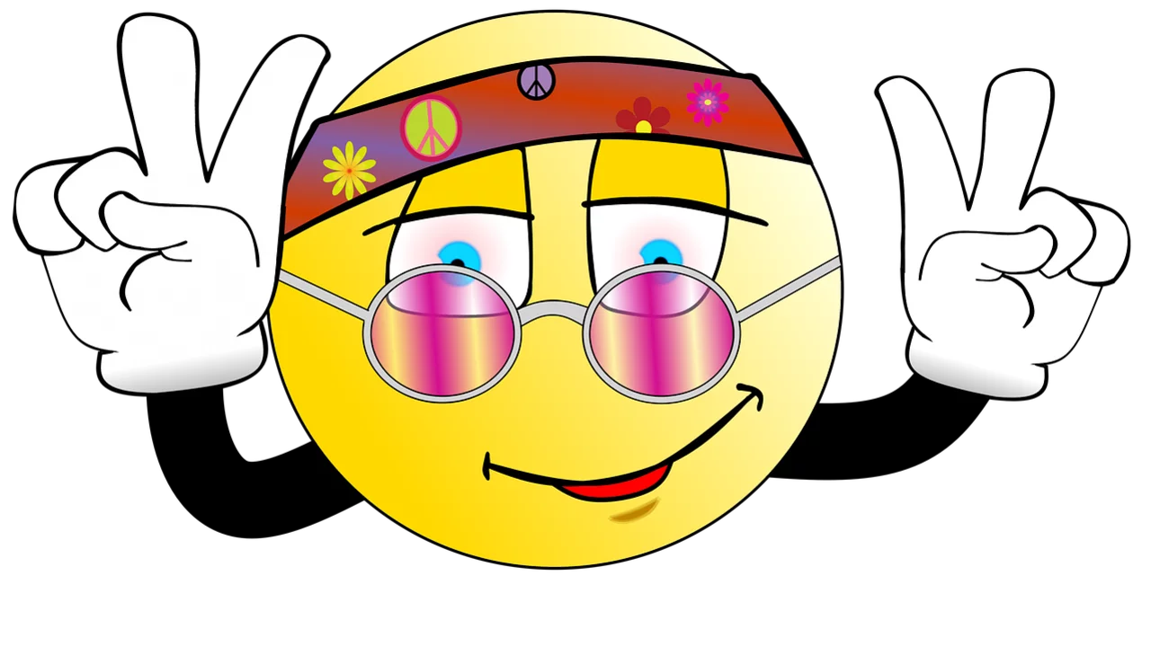 Ein fröhlicher, gelber Smiley trägt eine bunte Kopfbedeckung und runde Sonnenbrillen mit lila Gläsern. Er zeigt mit beiden Händen das Zeichen für Frieden und Freundschaft. Der Gesichtsausdruck ist lächelnd und einladend.