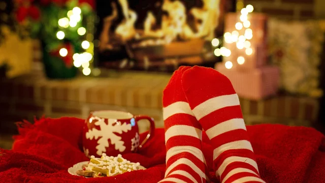 Jemand ruht sich aus und genießt daheim die Stille im Advent.